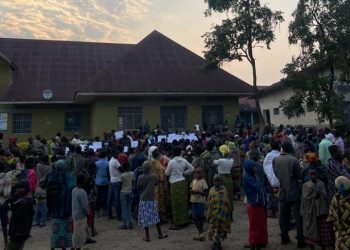 Rutshuru : rentrée scolaire perturbée, des déplacés envahissent les écoles et exigent l’encadrement de leurs enfants