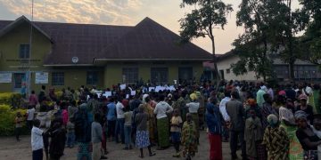 Rutshuru : rentrée scolaire perturbée, des déplacés envahissent les écoles et exigent l’encadrement de leurs enfants