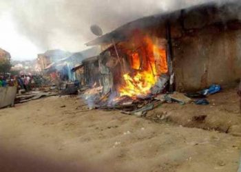 Ituri : un mort et une trentaine de maisons incendiées dans une incursion des ADF à Mambasa