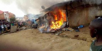 Ituri : un mort et une trentaine de maisons incendiées dans une incursion des ADF à Mambasa