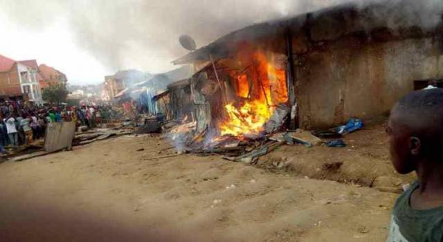 Ituri : un mort et une trentaine de maisons incendiées dans une incursion des ADF à Mambasa