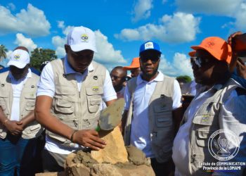 Lomami : les travaux de lutte anti-érosive sur le ravin UNILO lancés par le gouverneur Nathan Ilunga