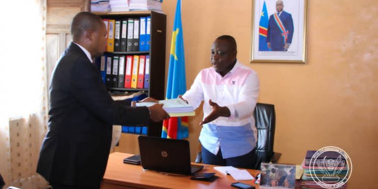 Lomami :  le gouverneur Nathan Ilunga a déposé le projet d’édit budgétaire exercice 2023 à l’Assemblée provinciale