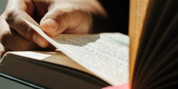 J.I.B : Mgr Kisombi invite la jeunesse à s’approprier la lecture de la bible, “fondement de la foi chrétienne”