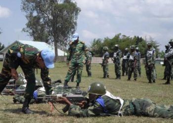 Ituri : le gouverneur militaire a assisté aux exercices de tirs d’armes de nouveaux éléments des FARDC au centre d’entraînement de Rwampara