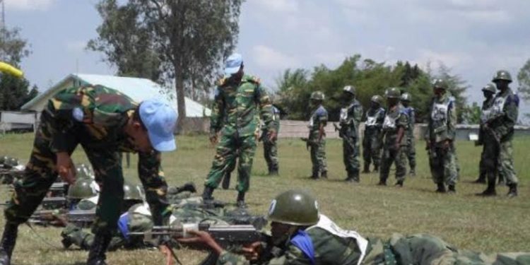 Ituri : le gouverneur militaire a assisté aux exercices de tirs d’armes de nouveaux éléments des FARDC au centre d’entraînement de Rwampara
