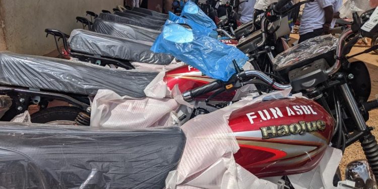 Entrepreneuriat et lutte pour l’autonomie financière : la Fondation Umoja ni nguvu distribue 27 motos à ses membres de Butembo et Beni territoire