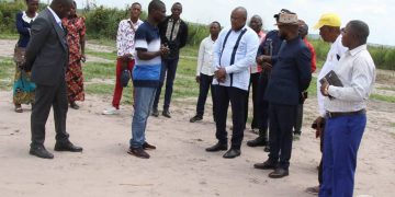 Lomami : le vice-gouverneur Jean-Claude Lubamba visite le site devant accueillir la centrale photovoltaïque de Kabinda