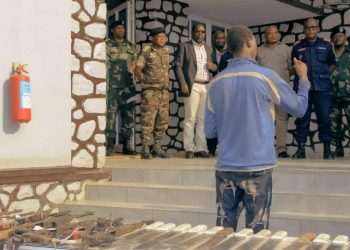 Ituri : l’armée présente au gouverneur militaire un présumé ADF arrêté avec 7 armes et des machettes à Mambasa