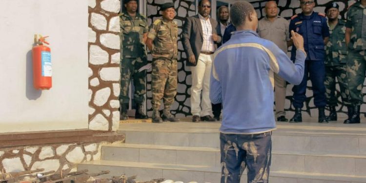 Ituri : l’armée présente au gouverneur militaire un présumé ADF arrêté avec 7 armes et des machettes à Mambasa