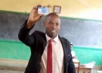 Beni : le bourgmestre de Kyondo sensibilise pour l’enrôlement massif après l’obtention de sa carte d’électeur