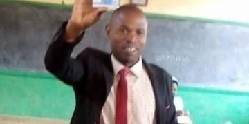 Beni : le bourgmestre de Kyondo sensibilise pour l’enrôlement massif après l’obtention de sa carte d’électeur