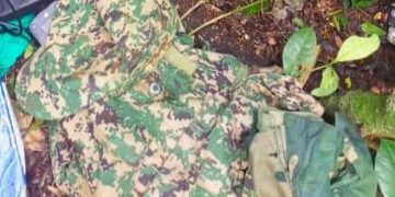 Beni : des tenues des FARDC et de l’UPDF parmi les effets récupérés dans une base des ADF à Ruwenzori