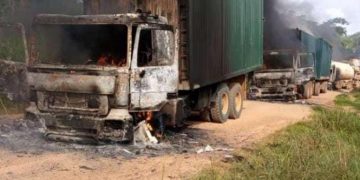 Incendie des véhicules sur l’axe Komanda-Luna : l’UNATRA émet des doutes “sur l’identité des auteurs” et exige l’ouverture des enquêtes