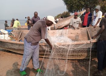 Lac Edouard : des activités de pêche suspendues à Kyavinyonge après l’arrestation de 6 pirogues par des éco-gardes de l’ICCN