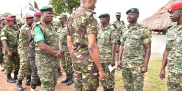 Est de la RDC : première visite du commandant de la force de l’EAC au QG du contingent de l’UPDF basé dans une partie de Rutshuru
