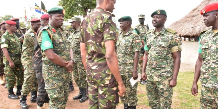 Est de la RDC : première visite du commandant de la force de l’EAC au QG du contingent de l’UPDF basé dans une partie de Rutshuru