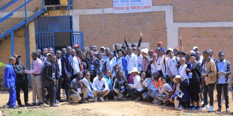 En excursion, des étudiants de l’ISTM/Butembo assistent les détenus de la prison centrale de Lubero et les malades mentaux internés à la polyclinique Sainte croix de Mulo