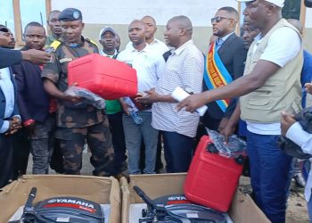Beni/Lutte contre la pêche illicite sur le lac Édouard : la FECOPILE dote des pirogues et moteurs hors-bord à la force navale
