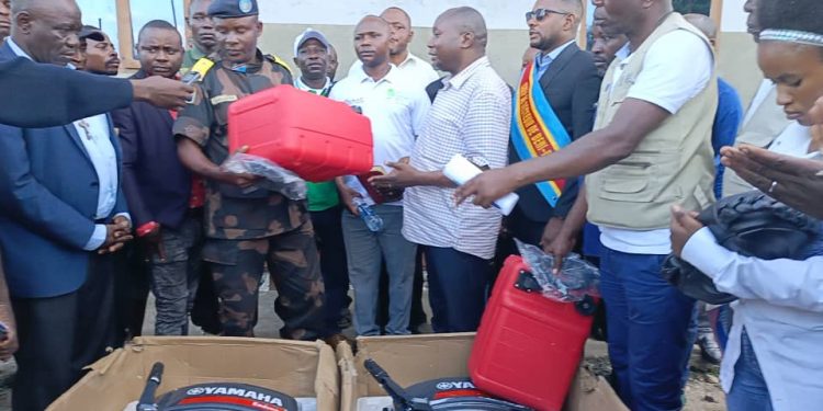 Beni/Lutte contre la pêche illicite sur le lac Édouard : la FECOPILE dote des pirogues et moteurs hors-bord à la force navale