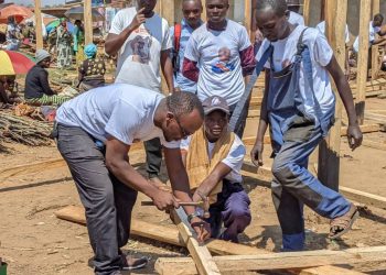 Butembo : le député provincial Kambale Lutsumbi Bienvenu finance la construction de 6 hangars au marché Bwanandeke/Byasa