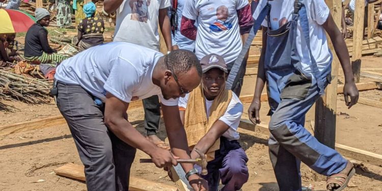 Butembo : le député provincial Kambale Lutsumbi Bienvenu finance la construction de 6 hangars au marché Bwanandeke/Byasa