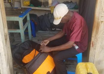 Butembo : déplacé de guerre, Paluku Olivier répare les tirettes des malettes et cartables pour survivre