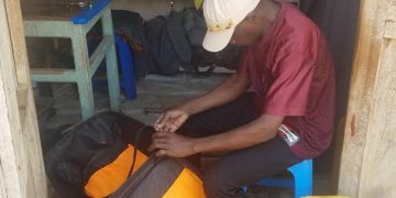 Butembo : déplacé de guerre, Paluku Olivier répare les tirettes des malettes et cartables pour survivre