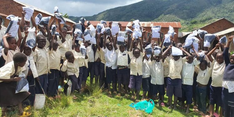 Butembo-Lubero : le député Jeannot Muhinda lance le programme “Asante sana IIˮ et assiste 200 écoliers orphelins en uniformes scolaires