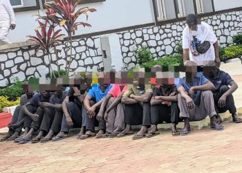 Ituri : des déplacés présumés collaborateurs de l’AFC/M23 présentés au gouverneur par la Police