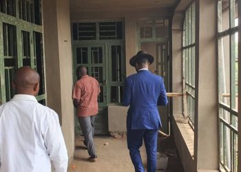 Butembo : le Représentant légal et mondial de l’EERA visite le laboratoire moderne en cours de construction au Centre hospitalier Vukaka