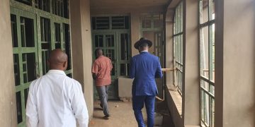 Butembo : le Représentant légal et mondial de l’EERA visite le laboratoire moderne en cours de construction au Centre hospitalier Vukaka