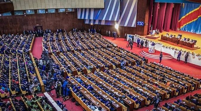 Sessions extra. Sénat-Ass. Nat : “Les députés et sénateurs doivent aussi dire au Président qu’ils sont prêts à renoncer à une partie de leur salaire pour soutenir l’armée” (LUCHA)