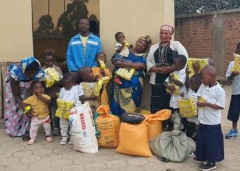 Butembo : madame Kanduki Zawadi, épouse du député Jeannot Muhinda célèbre la journée du 8 mars avec des enfants orphelins