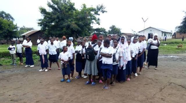 Rutshuru : impayés depuis quatre mois, les enseignants reprennent les cours pour sauver l’année scolaire