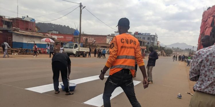 Butembo : la CNPR renouvelle les lignes zébrées sur le boulevard Joseph Kabila