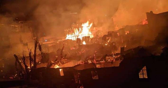 Rutshuru: Des maisons incendiées et des habitants déplacés lors des combats entre les Wazalendo et l’AFC/M23