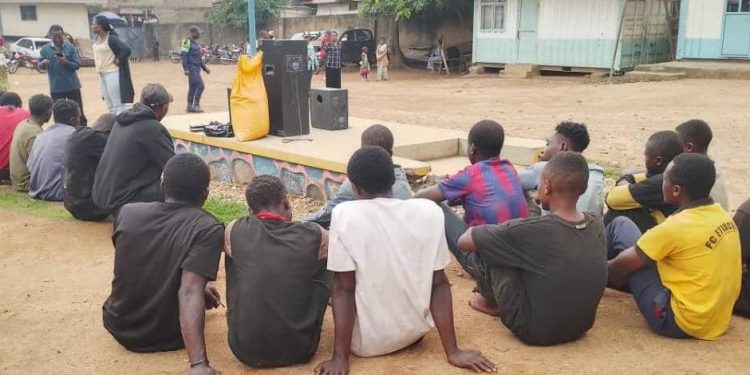 Beni : deux policiers parmi les présumés bandits présentés au maire