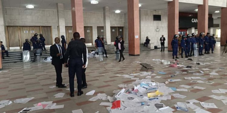 RDC : crise au palais du peuple, les agents administratifs claquent la porte et paralysent l’Assemblée nationale