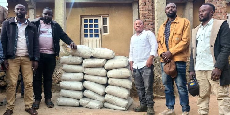 EERA : l’orchestre Lumière du Ciel soutient la reconstruction du mausolée du Patriarche Paluku Kalwaghe avec 20 poches de ciment