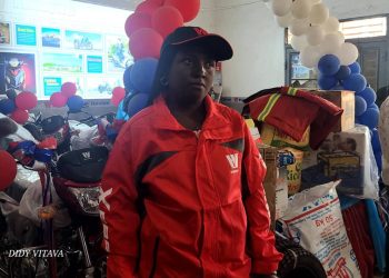 Butembo : après l’achat d’une moto EG 125, une enseignante remporte une moto de marque Élégant à la tombola Haujue