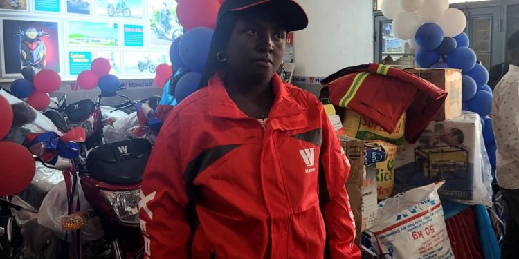 Butembo : après l’achat d’une moto EG 125, une enseignante remporte une moto de marque Élégant à la tombola Haujue