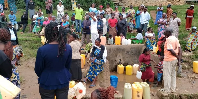 Butembo : le député Mbenze Yotama dénonce une tentative de spoliation d’une parcelle abritant une source d’eau potable au quartier Kitulu