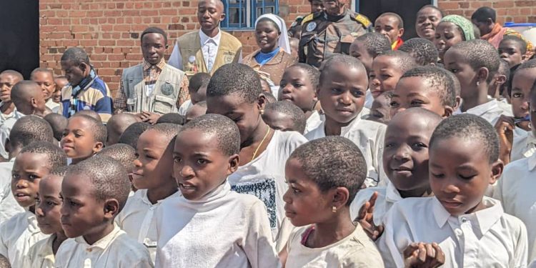 Lubero : plus de 273 écoliers déplacés bénéficient d’une assistance en fournitures scolaires