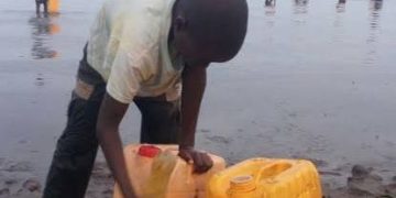 Pénurie d’eau potable à Nyakakoma : les habitants exposés à des risques sanitaires liés à l’utilisation de l’eau du lac
