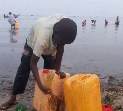 Pénurie d’eau potable à Nyakakoma : les habitants exposés à des risques sanitaires liés à l’utilisation de l’eau du lac