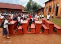 Butembo : Tsongo Léon offre des pupitres, des planches didactiques et des drapeaux nationaux à quatre écoles primaires