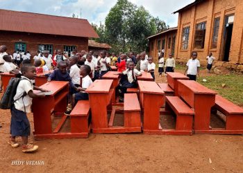 Butembo : Tsongo Léon offre des pupitres, des planches didactiques et des drapeaux nationaux à quatre écoles primaires