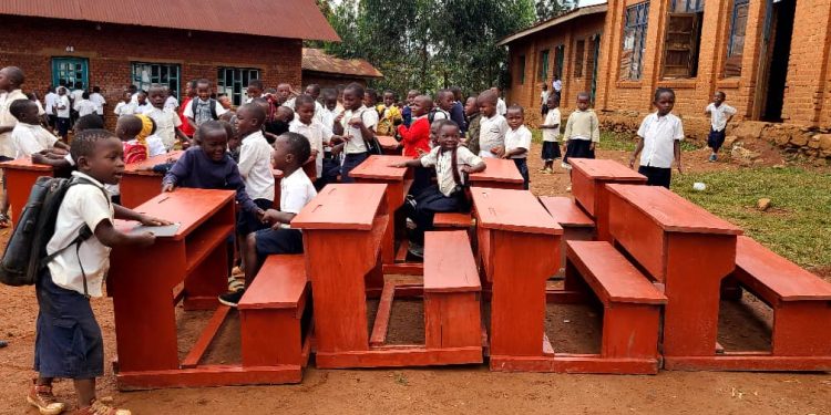 Butembo : Tsongo Léon offre des pupitres, des planches didactiques et des drapeaux nationaux à quatre écoles primaires