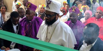 Lubero : le Patriarche Kalwaghe inaugure un bloc opératoire et une maternité à Kinyatsi, et offre 12 accouchements et une semaine d’examens gratuits